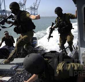 بحرية الاحتلال تعتقل صيادين وتُصادر قاربي صيد من بحر رفح