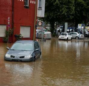 إجلاء 900 شخص جراء أمطار غزيرة وفيضانات بإيطاليا