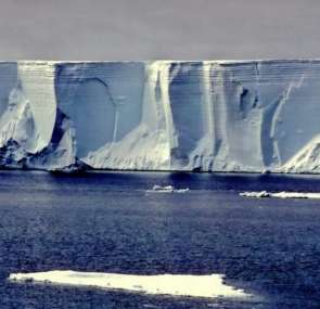 علماء يُحذرون من تحول القطب الجنوبي من مبرّد للأرض إلى مصدر إشعاع