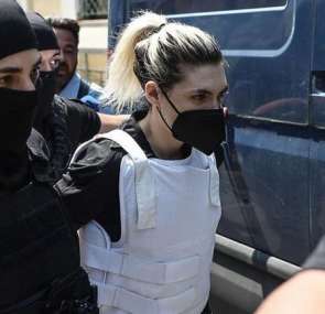 قاتلة بناتها الثلاث في اليونان أمام القضاء وسط سخط شعبي