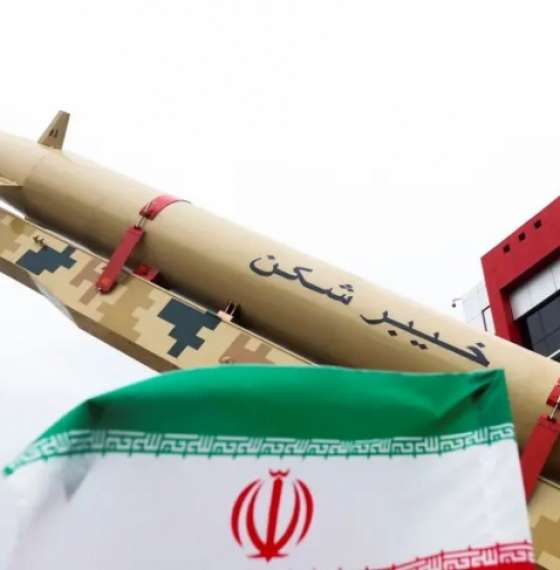 إيران تزيح الستار عن صاروخ جديد قادر على الهروب من المضادات