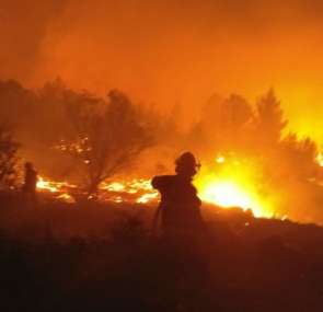 تجدُّد الحرائق في اليونان والحكومة تُجلي آلاف السكان