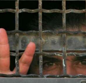 الأسرى في سجون الاحتلال يقررون إغلاق الأقسام